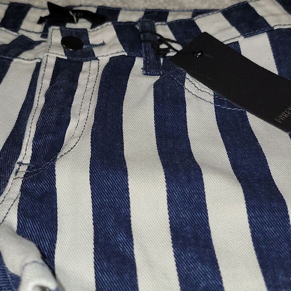 Forever 21 Vertical Wide Stripe Dark Denim / White Shorts Size 28 NWT - Picture 2 of 6